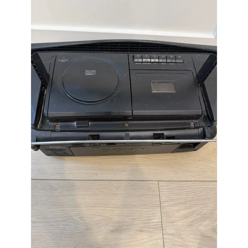 Sony CFD-V30 Cassette CD Player Radio Mega Bass. WORKS